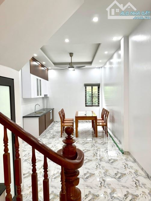 Tôi cần bán nhà DT 50m2, MT rộng 4m, 6 ngủ, gần oto đỗ, cách phố 20m, giá 9.6 tỷ - 2