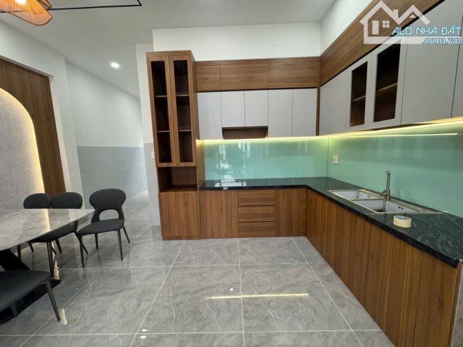 Chỉ 2 tỷ 5. Cần bán nhà 1 trệt 1 lầu đúc sau lưng UBND xã Mỹ Hạnh Nam giáp Hóc Môn - 3