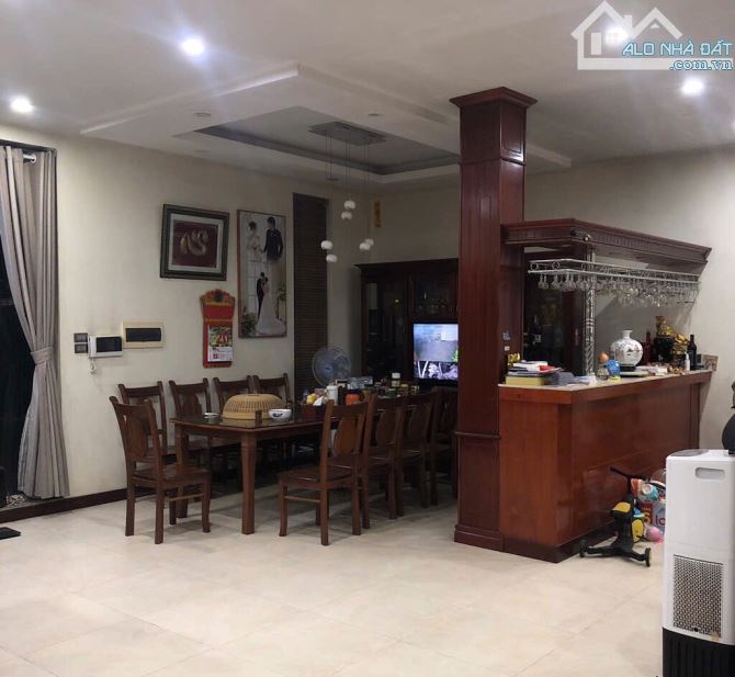 CẦU GIẤY - 160m2 BIỆT THỰ SÂN VƯỜN Mặt tiền khủng - Ô tô - 3 thoáng - Gần phố - Ở sướng - 3