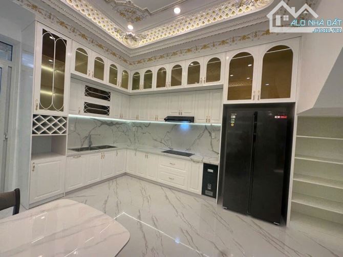 Nhà 3 tầng, full nội thất, 100m2 - ngang 5m, oto ngủ trong nhà. Nhỉnh nhẹ 8 tỷ - 3