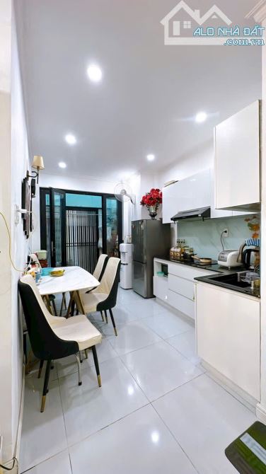 BÁN NHÀ MỚI ĐẸP 2 TẤM Q4 NGAY CHỢ 200 XÓM CHIẾU RẤT ĐẸP DTSD 100m2 GIÁ 4TỈ590 TL KDC - 3
