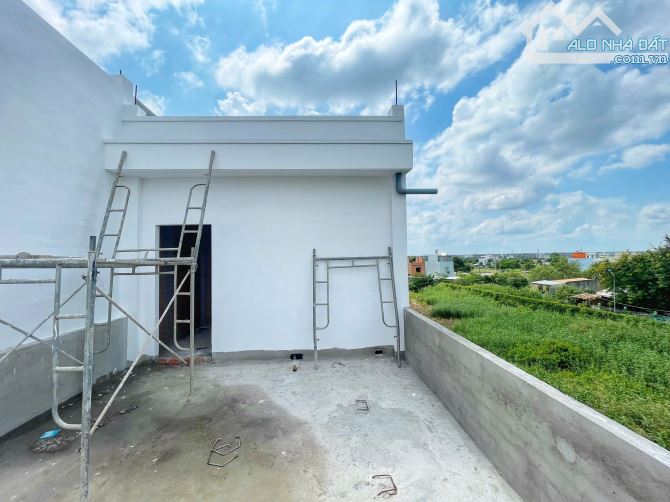 Bán nhà 3 tầng, mặt tiền Đường 826C, Ấp 4, Long Hậu, ngay cổng Saigon Village, chỉ 4.8 tỷ - 5