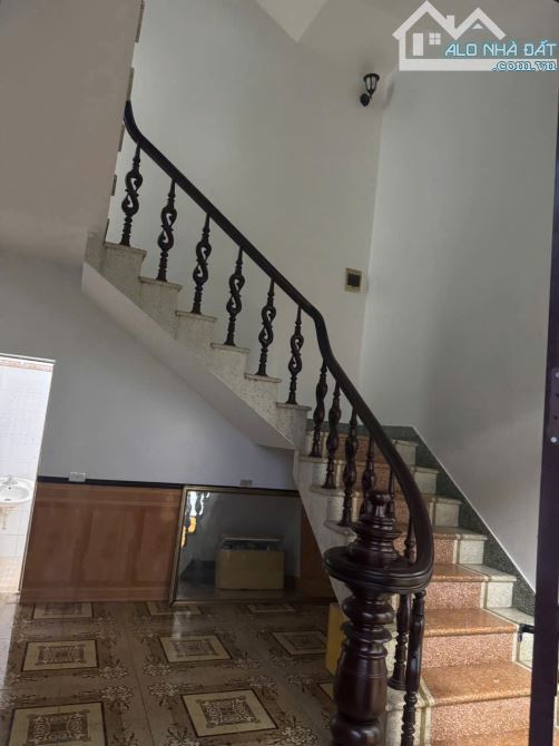 Bán Nhà 3 tầng . Thôn Chè . dt 144m . mt 12m . hướng ĐN . giá 5 tỷ 750 - 5