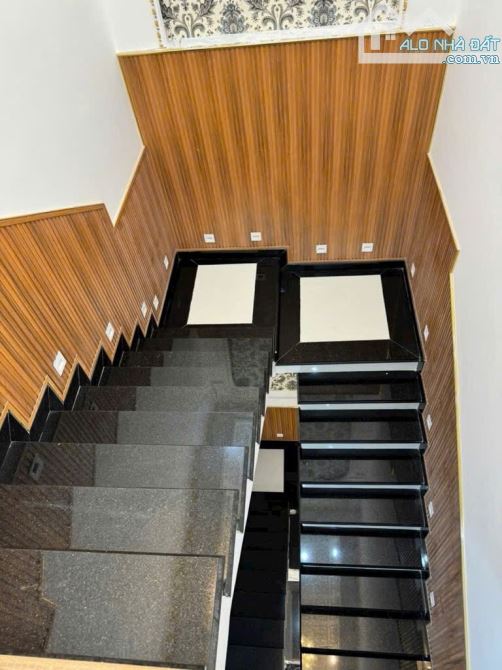 Nhà 3 tầng, full nội thất, 100m2 - ngang 5m, oto ngủ trong nhà. Nhỉnh nhẹ 8 tỷ - 5