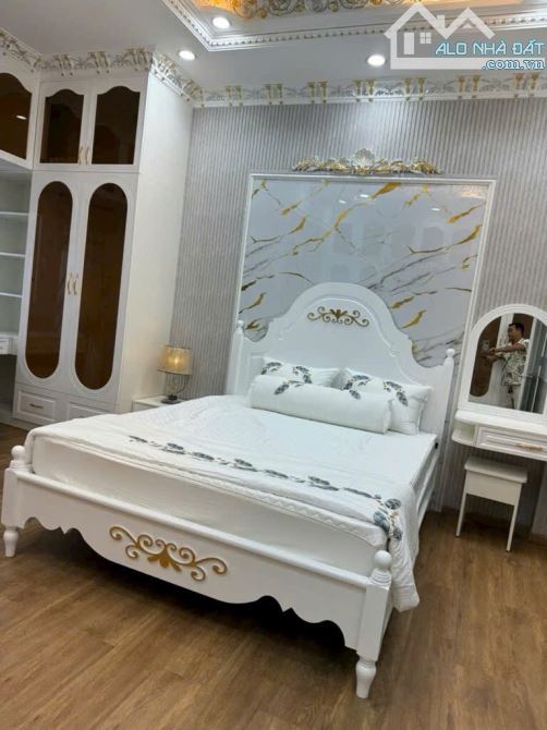 Nhà 3 tầng, full nội thất, 100m2 - ngang 5m, oto ngủ trong nhà. Nhỉnh nhẹ 8 tỷ - 7
