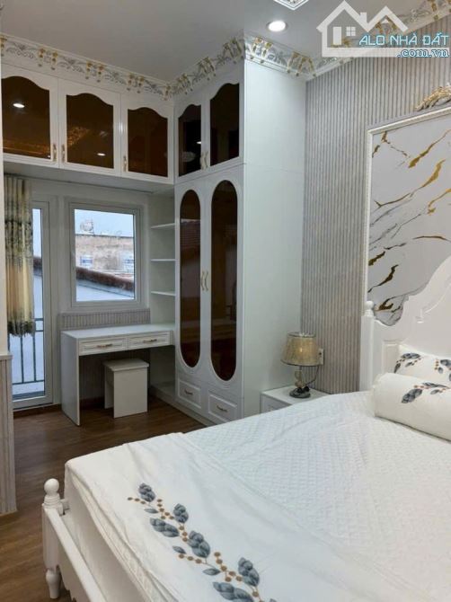 Nhà 3 tầng, full nội thất, 100m2 - ngang 5m, oto ngủ trong nhà. Nhỉnh nhẹ 8 tỷ - 8
