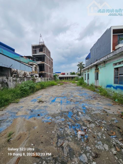 CHO THUÊ ĐẤT MẶT ĐƯỜNG 5 MỚI - HỒNG BÀNG 	•	Diện tích: 1.050m² 	•	Ngang: 15m