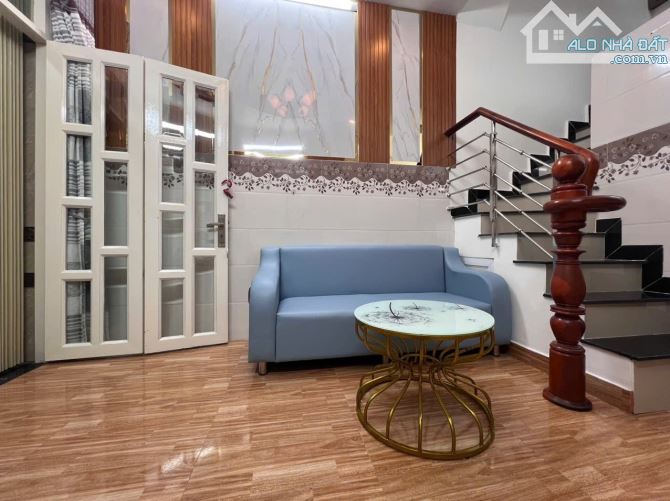 Bán nhà ở Nhà Bè Đồng Sở Hữu không gian sống đẹp và hẻm trước nhà xe hơi tránh nhau.
