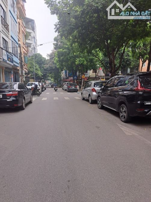 Cho thuê căn nhà mặt ngõ 3 phố Phạm Tuấn Tài, Diện tích 60m2 x 6 tầng xây thông, đường 12m