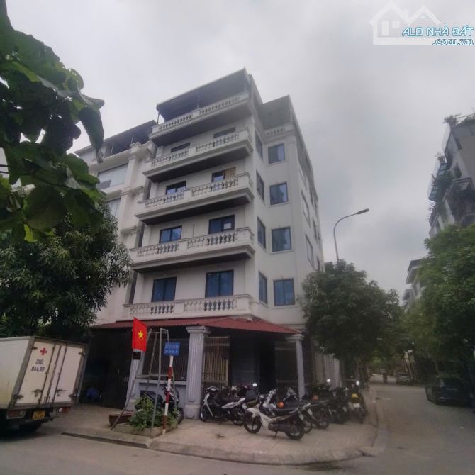 Cho thuê tòa nhà Nguyễn Xiển, Thanh Xuân. Căn góc thang máy. DT 140m2, MT 12m, 7 tầng giá