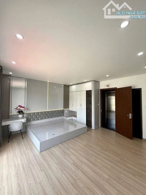NHÀ ĐẸP Ở NGAY Phố  Đàm Quang Trung 46m2 X 6 Tầng mặt tiền 4.88m, 9.1 tỷ Long Biên.