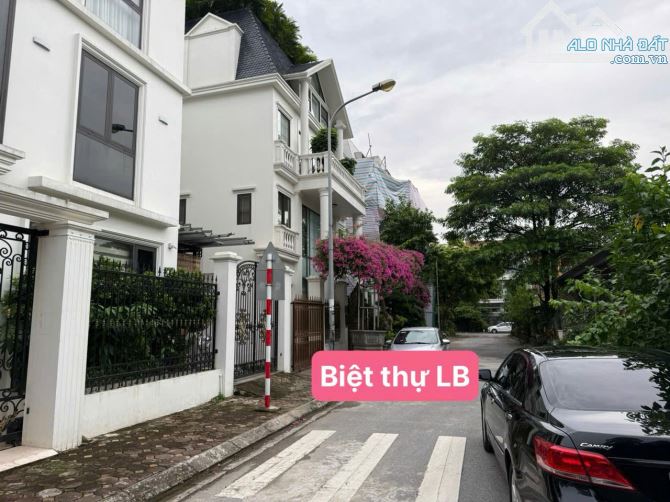 CẦN BÁN BIỆT THỰ SÀI ĐỒNG LONG BIÊN HÀ NỘI.