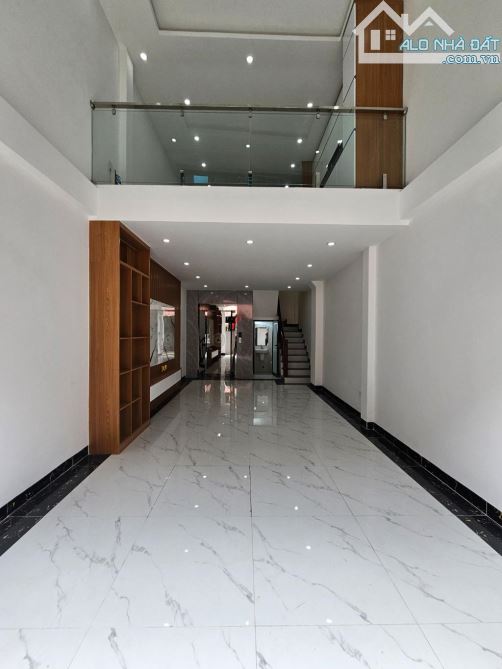Bán gấp, 6 tầng thang máy, DT 50M2. OTO 7 chỗ vào tận nhà tại Giang Biên