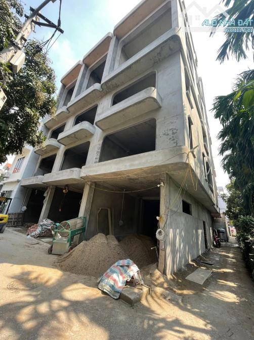 Tổ hợp 5 căn nhà phố Chu Huy Mân, Long Biên