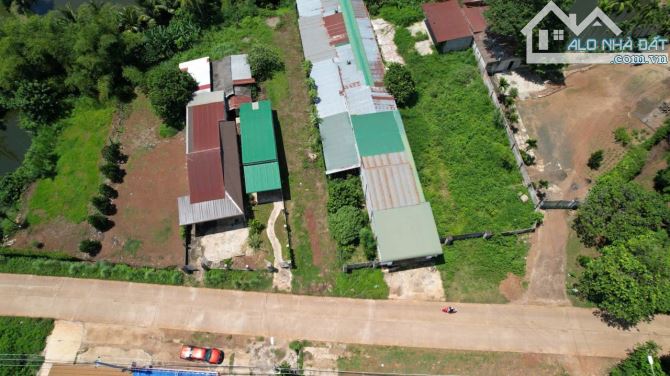 Mặt tiền y wang nối dài thôn 4 ekao, đất sâu miên man, giáp suối.