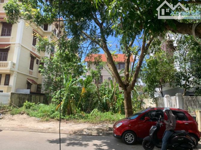 Cần bán lô đất cực đẹp tại khu biệt thự Sao Đỏ.  - DT: 300m² mặt tiền rộng 15m x 20m.