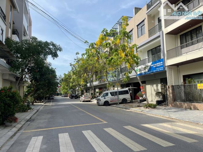 Bán gấp căn biệt thự góc 3.5 tầng hoàn thiện bên ngoài mặt Nguyễn Khuyến Hud B