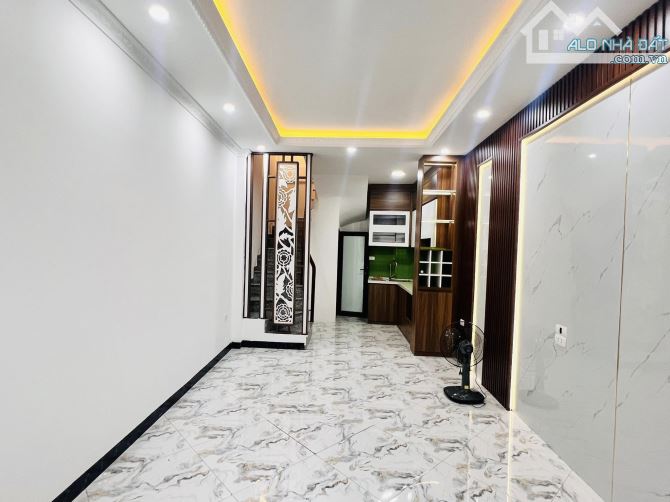BÁN NHÀ LÁNG HẠ ĐỐNG ĐA 32m 5Tầng Mt 3.7m GIÁ 7.7 TỶ LÔ GÓC NGÕ THÔNG KINH DOANH.