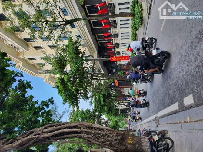 Cần bán gấp Nguyễn Thái Học 52m mặt ngõ ô tô vào tận cửa , ba bước ra phố .