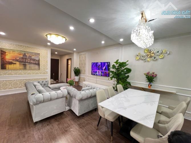 Bán Căn Hộ 17T6 Hoàng Đạo Thúy DT 153m 4PN Full NT Tầng Trung giá 60tr/m SĐCC ở luôn