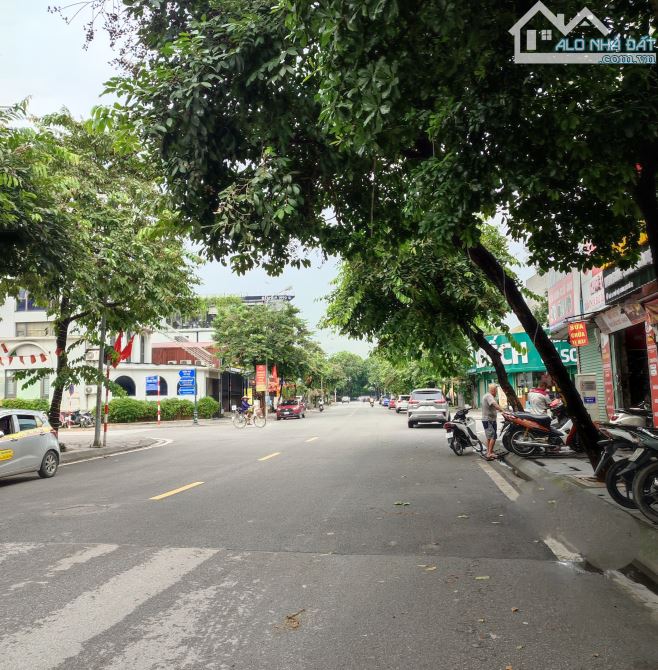 SIÊU PHẨM VIỆT HƯNG - PHỐ HOA LÂM LB - XÂY MỚI 6TẦNG MT 4,5M, FULL NỘI THẤT CAO CẤP Ở LUÔN
