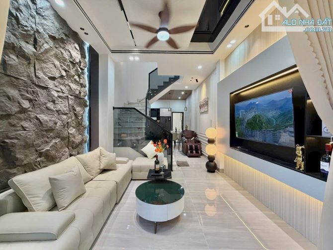 OTO tránh, đối diện TTTM Aeon Mall, đường Cổ Linh, Long Biên 45m2 x 5Tầng Nhỉnh 9Tỷ có TL