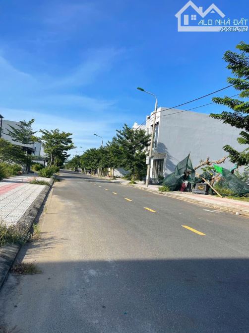 Bán đất tặng nhà 2 tầng  lô góc MT Hói Kiểng _ Ngũ Hành Sơn _ 135m2 _ 8.8 tỷ.