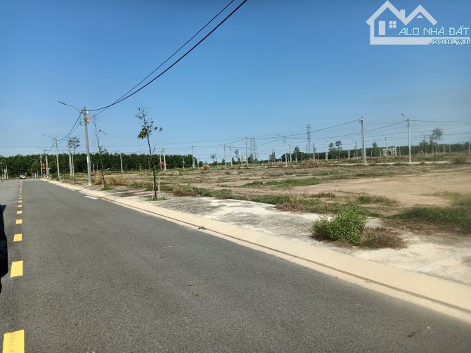Bán đất ngay dt 746, Bình Dương. Giá: 2 tỷ 890tr, sổ hồng riêng, thuận tiện mua kinh doanh