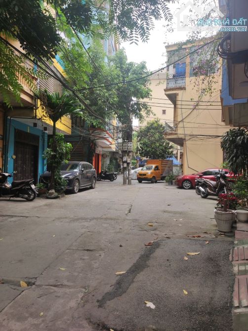Bán nhà phân lô phố Hoàng Quốc Việt 54M, gara, ô tô đỗ tránh, lô góc, kinh doanh, mặt tiền