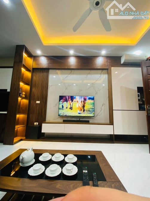 Bán nhà Nguyễn Văn Cừ, Long Biên: 32m2, 5 tầng, hơn 7 tỷ, sát ô tô, tiện ích ngập, ở ngay