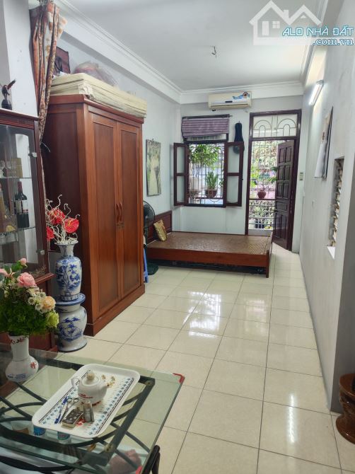 Bán nhà mặt phố Đê La Thành nhỏ – 32m² – MT 3m – 5 tầng – Giá 12,5 tỷ – Đống Đa
