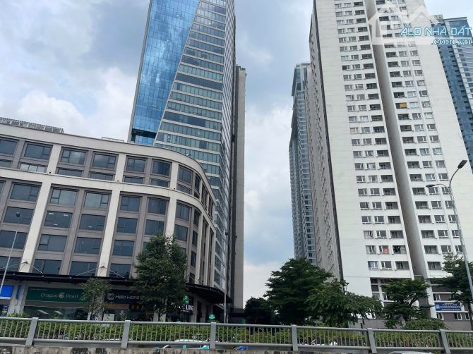 Bán tòa nhà mặt tiền đường Võ Thị Sáu, Quận 3. DT: 980m2 đất . Hầm - 6 tầng. Chỉ: 650 tỷ