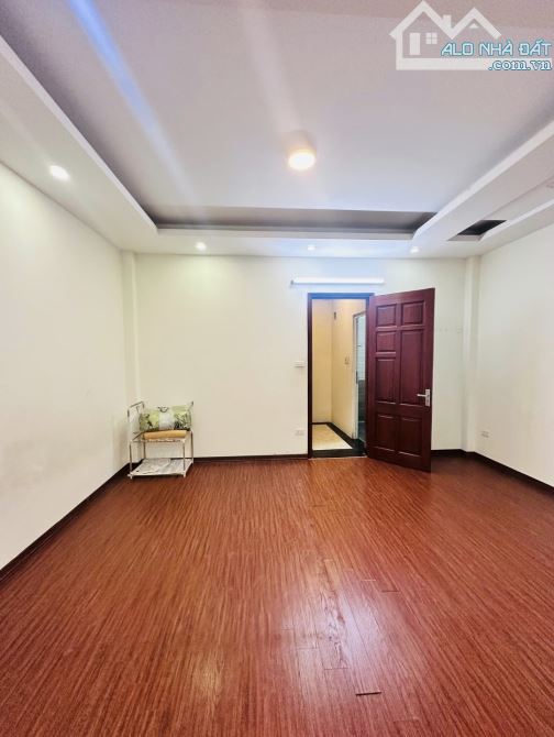 Bán nhà Cầu Giấy. Nhà 5 tầng LÔ GÓC, DT: 30m, MT: 5m. Gần Ô tô đỗ. Giá: 7,4 tỷ