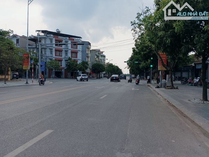 Bán rẻ 70 m2 đất đẹp, lô góc, ô tô 7 chỗ vào , Ngô Gia Tự, Long Biên - 5,7 tỷ