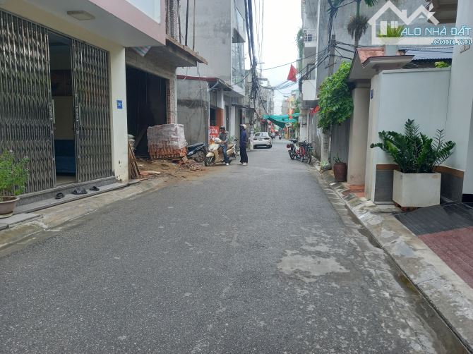 Bán lô góc 2 mặt ngõ, oto tránh nhau,70m2 tặng nhà 2 tầng