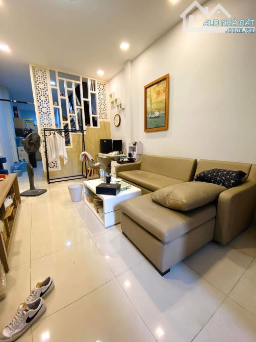 SÁT MT! Bán Nhà Đẹp 3 Tầng Hẻm Xe Hơi Cao Thắng, 33m2, 6.3 Tỷ
