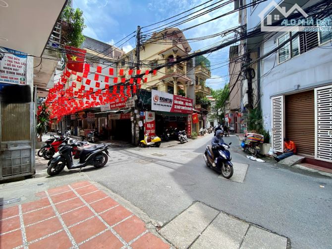 Trung tâm Cầu Giấy - Ngõ thông - 30 M ra ô tô tránh - Hai thoáng trước sau - Full nội thất