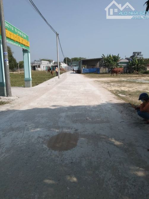 Bán nền đất lớn 8x38,( 304m2), đất thổ cư, shr, giá tốt chỉ 1ty370 triệu, đường bê tông 5m