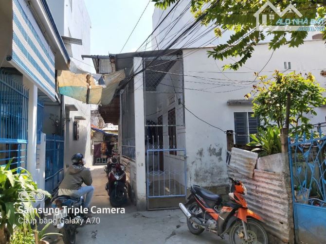 Nhà cấp 4 .36m2 hướng đông .đường 2m5 cách đường 2/4 .30m giá bán 1 tỷ 900 triệu