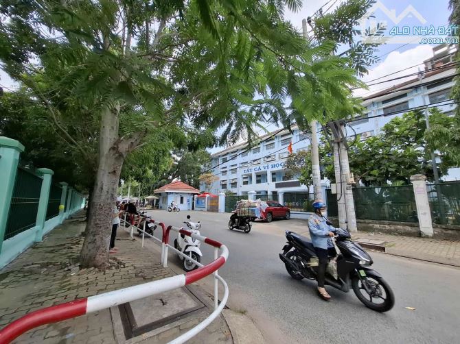 Gíap tân phú - hẻm 8m kế trường THPT BHH & TRƯỜNG TIỂU HỌC 24M2 - 4 tầng sổ vuông