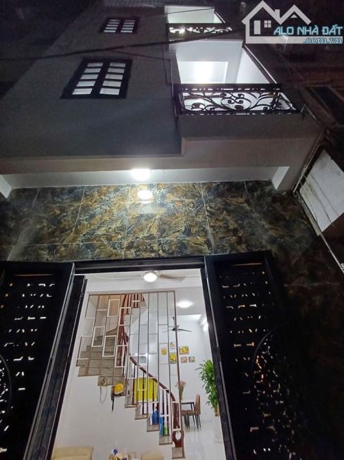 Bán nhà Nam Dư. Dân xây - nở hậu - 15M ra mặt phố Ô tô tránh. Trước nhà SH quay đầu.