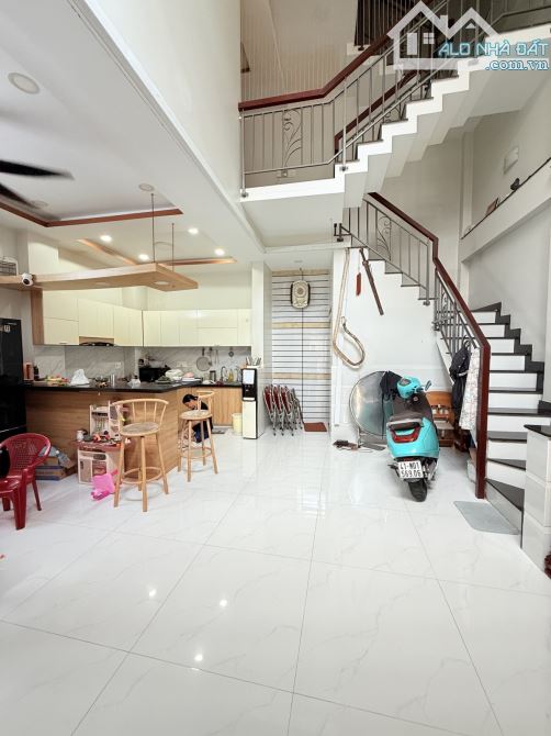 NHÀ ĐẸP 5 TẦNG BỀ NGANG KHỦNG , CHỈ SÁCH VALI VỀ Ở - HẺM RỘNG CÁCH 1 CĂN RA HÊN XE TẢI