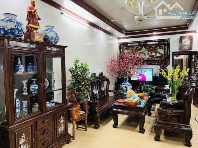 Bác hàng xóm nhà em cần bán nhà 4t,45m tại con phố Ngô Thì Nhậm,Hà Đông,ngõ to chỉ 8t