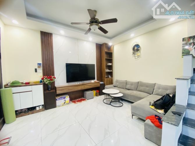 Bán gấp nhà dân xây Định Công Thượng 72m2, 4 tầng giá chào hơn 8 tỷ.