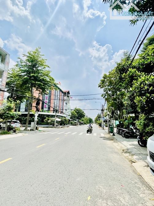 Khu Ao Sen - Tên Lửa - 4 tầng - 5m x 20m - 4PN rộng - View công viên