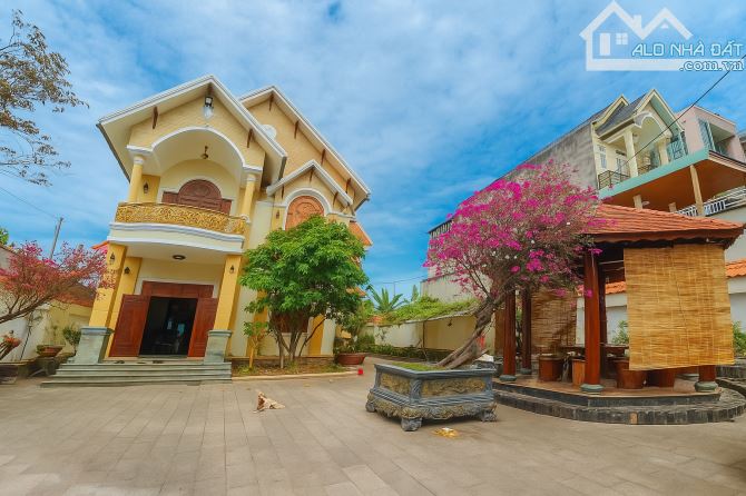 BÁN BIỆT THỰ ĐƠN LẬP 3 TẦNG 555M2 NGAY TRUNG TÂM DĨ AN – NỘI THẤT GỖ QUÝ ĐẸP – 24 TỶ