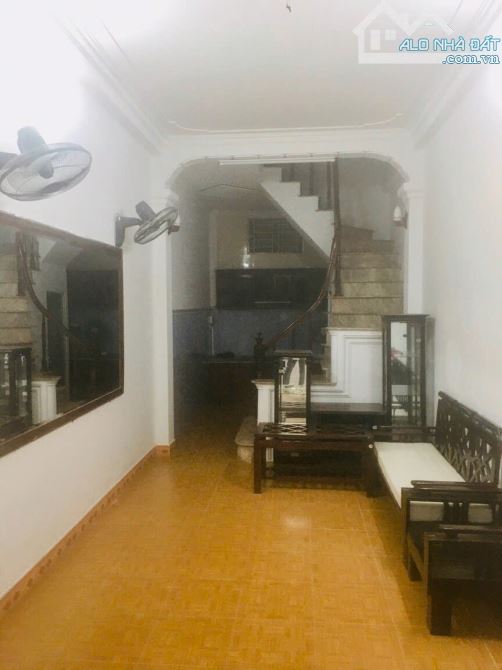 Cho thuê nhà nguyên căn 30m x 4.5 tầng Lĩnh Nam, Mai Động, Hoàng Mai. Giá 10 triệu