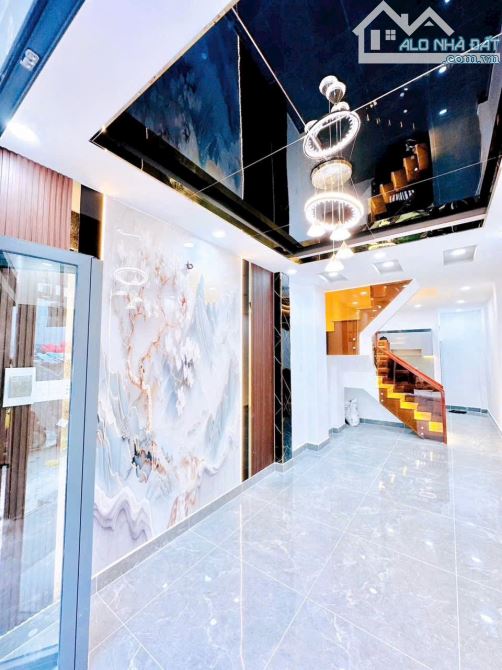 NHÀ ĐẸP QUẬN 4 GIÁ 5TỈ 490 HẺM 4M VỊ TRÍ 2/ NGẮN 4 TẤM GẦN MT 4PN DT 3*11  HÌNH THẬT - 1