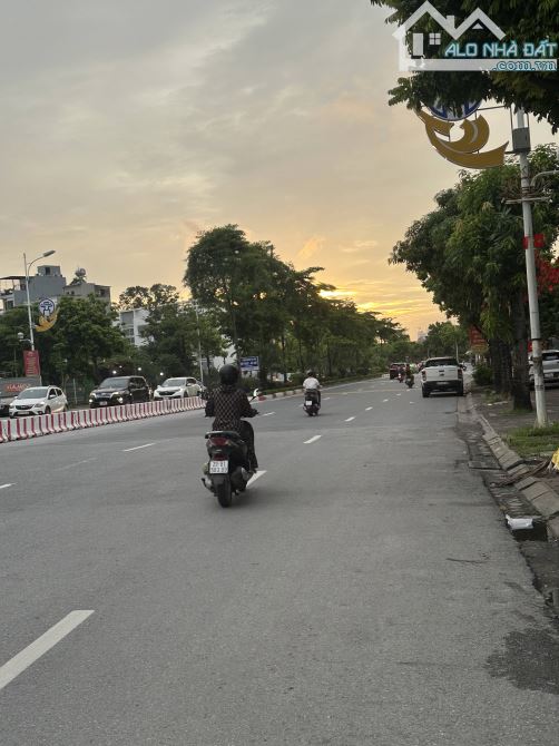 Bán Đất Tặng Nhà Tư Đình, 153m2, MT12m  Phù hợp phân lô xây Mới , nhiều tiện ích giã 17,9ỷ - 1