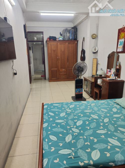 Bán nhà mặt phố Đê La Thành nhỏ – 32m² – MT 3m – 5 tầng – Giá 12,5 tỷ – Đống Đa - 1